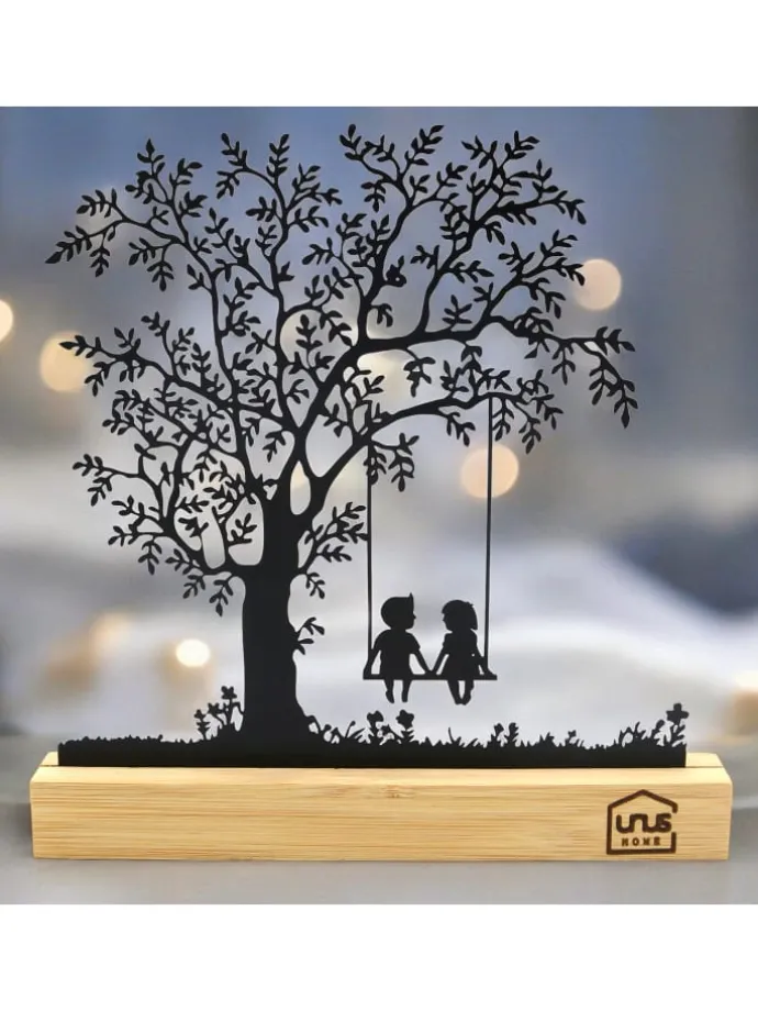 Aufsteller Baum mit Kindern auf einer Schaukel in Schwarz