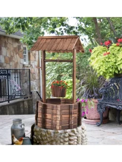 Holzbrunnen mit Dach in Braun