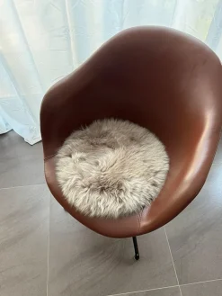 Lammfell-Sitzauflage in Taupe