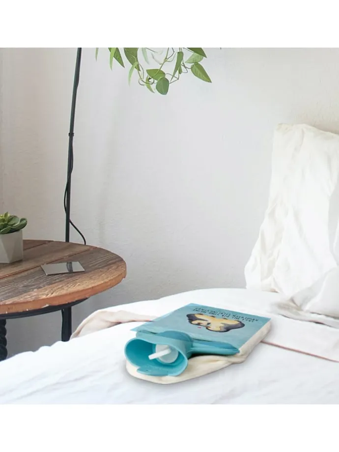 Wärmekissen Pinguin umarmen mit Spruch in Eisblau