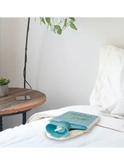 Wärmflasche Krokodil mit Spruch in Blau Pastell