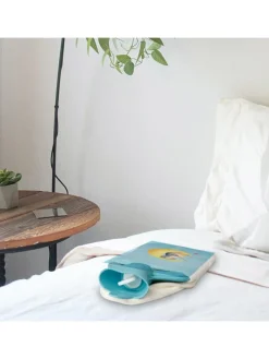 Wärmflasche Pinguin Mond ohne Spruch in Eisblau